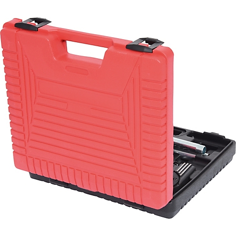 Offener roter Werkzeugkoffer mit Werkzeugen. Auf schwarzem Untergrund.